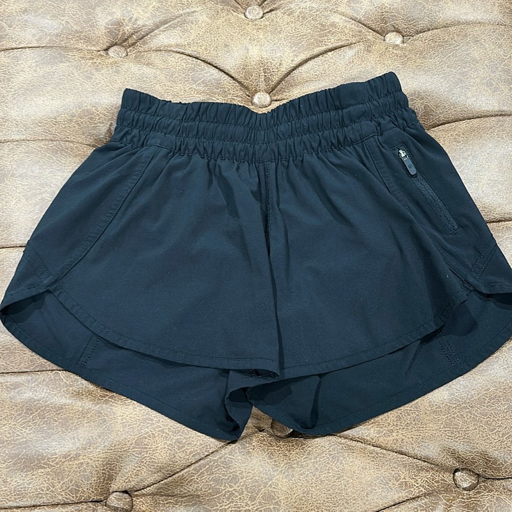 Lululemon tracker short size 6 4” inseam